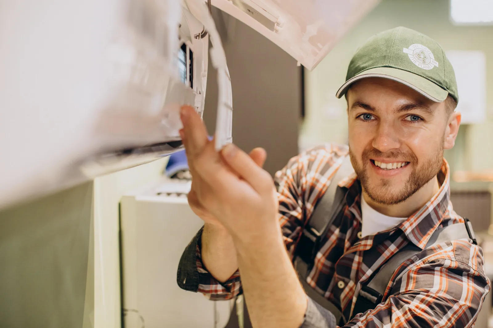 Técnico instalando un aire acondicionado en un apartamento de Medellín