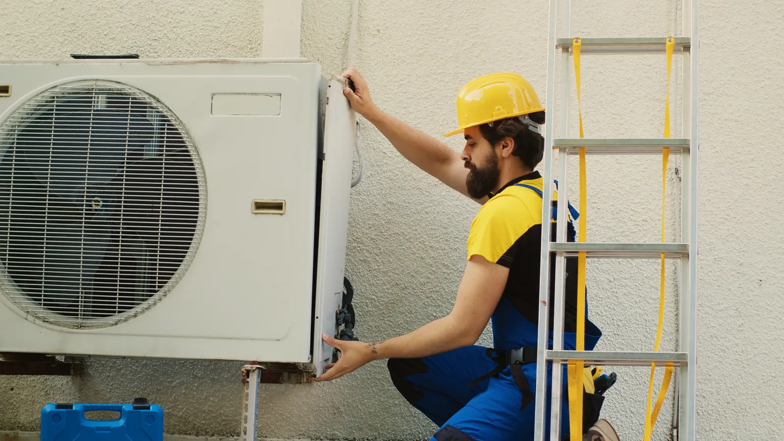 Técnico revisando la unidad exterior de un aire acondicionado en Bogotá