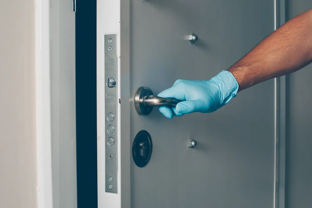 Cerrajero abriendo la puerta de un apartamento en Bogotá