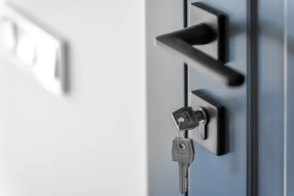 Llave en la guarda nueva de una puerta