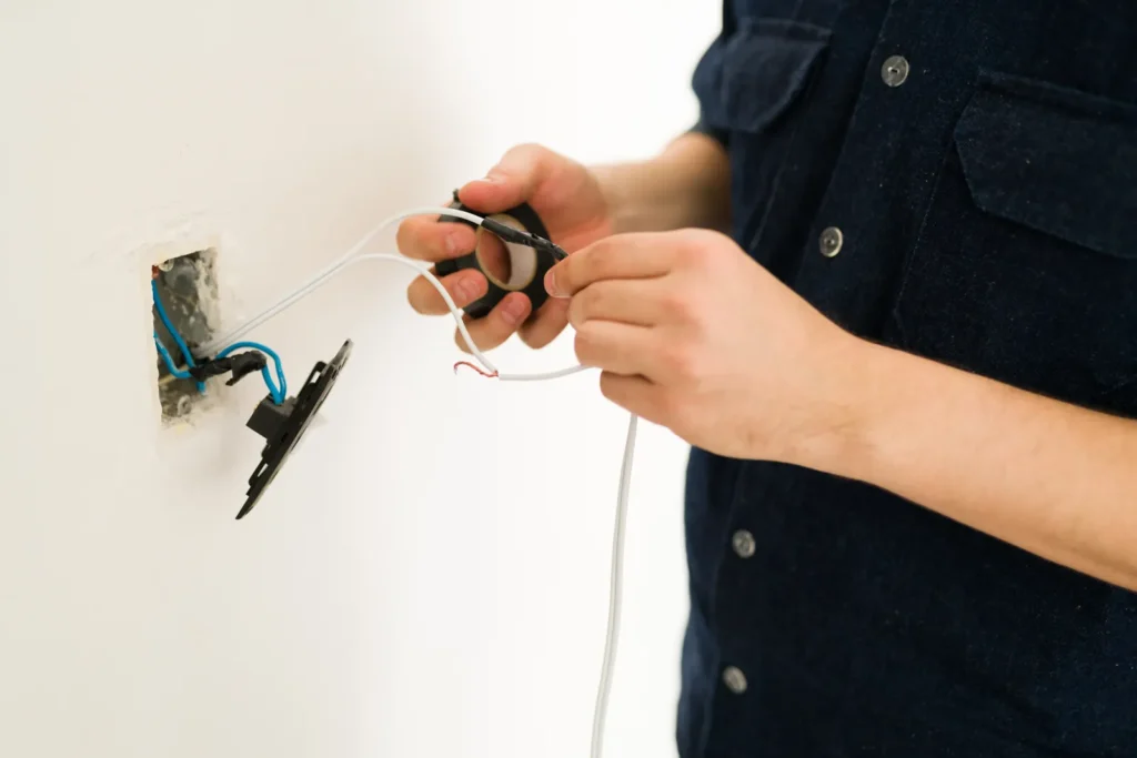 Electricista reparando un interruptor dañado