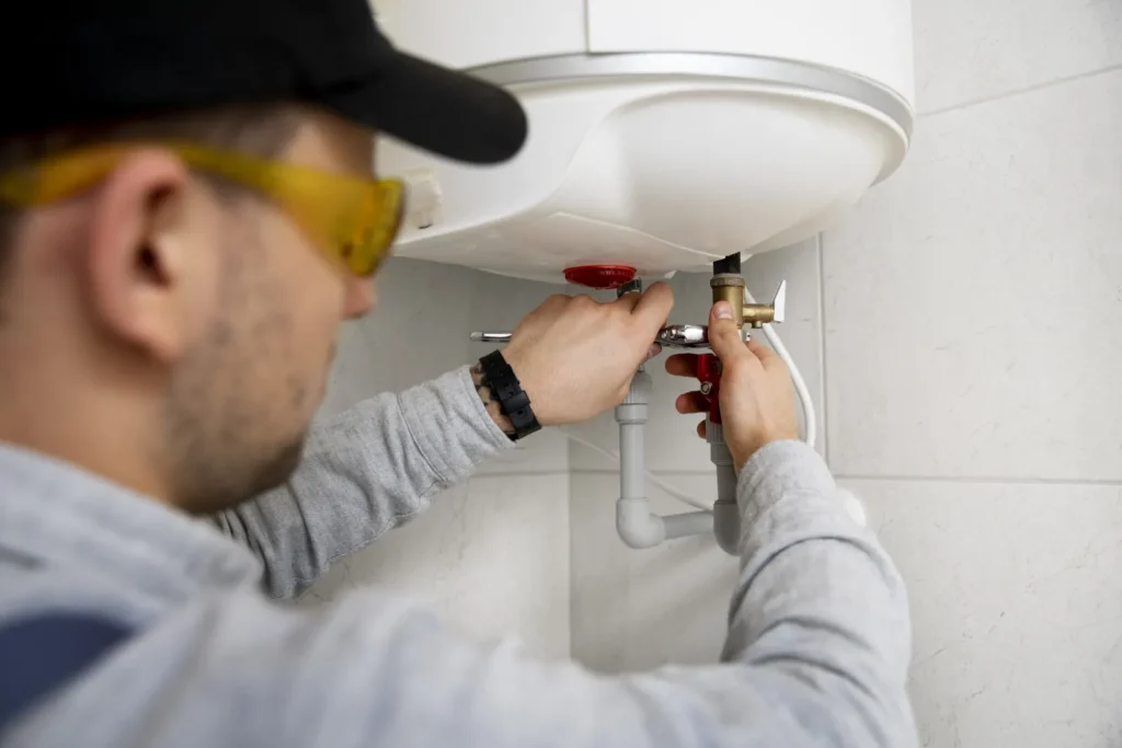 Técnico instalando la conexión de agua de un calentador