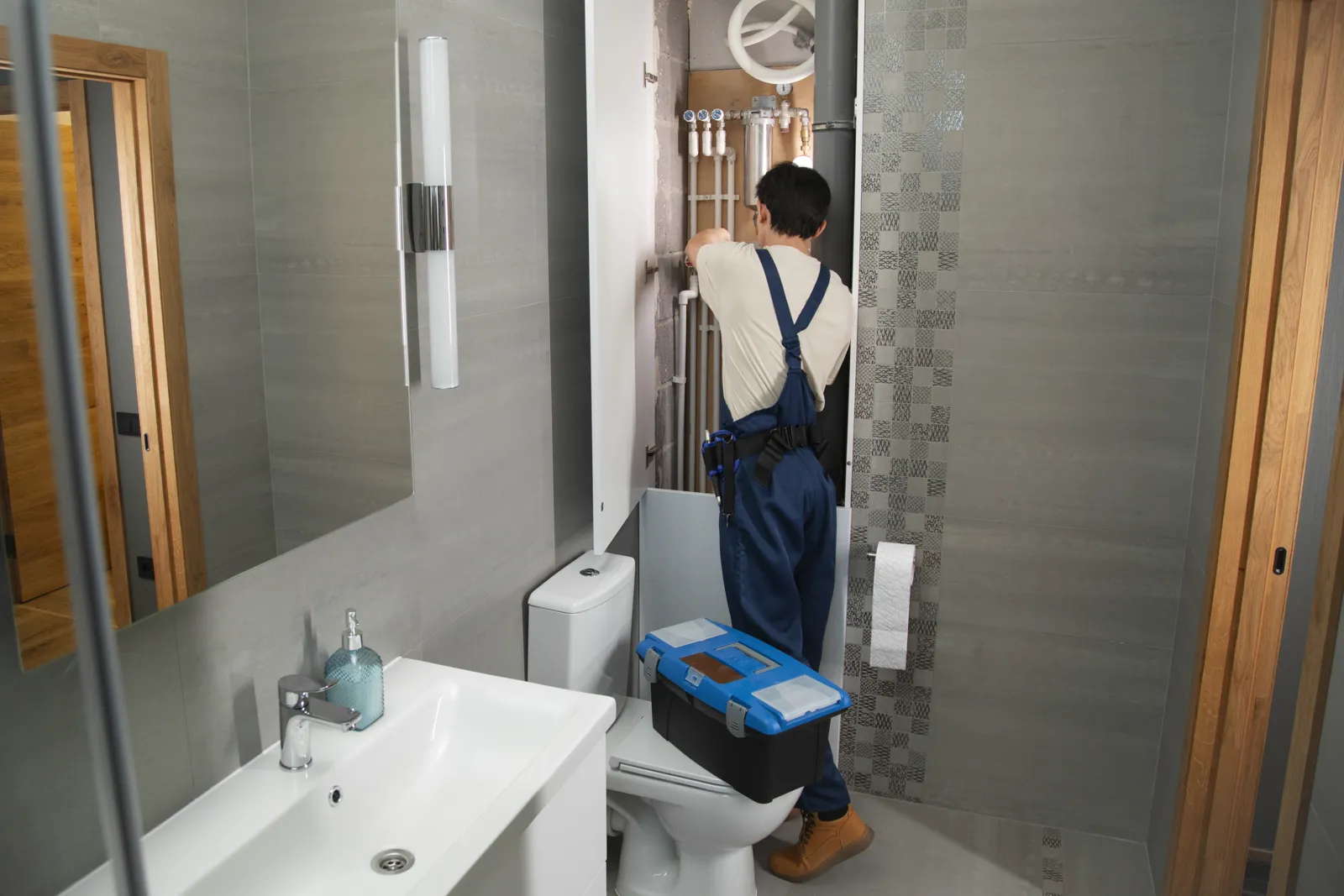 Plomero revisando la instalación de un baño en Medellín